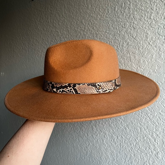 Wide-brim Hat in Camel π - Picture 3 of 9